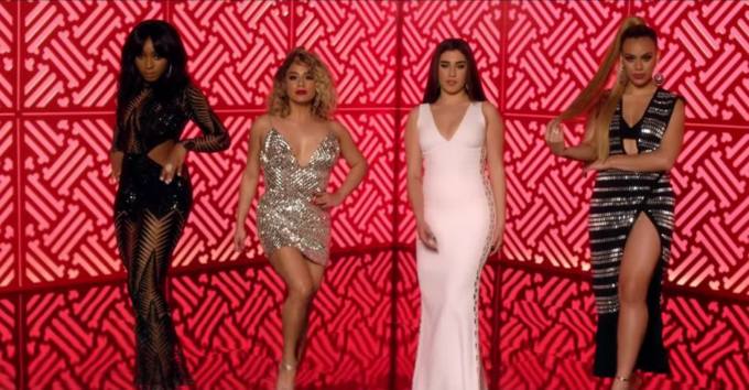 Le Fifth Harmony nel video musicale di Por Favor, il singolo di Pitbull.