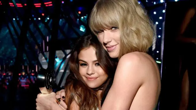 Selena Gomez abbracciata a Taylor Swift