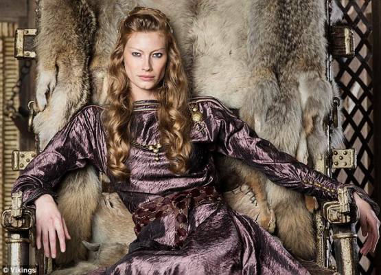Alyssa Sutherland nei panni di Aslaug per la serie Vikings
