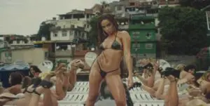 Anitta mezzo nuda nel video di Vai Malandra.