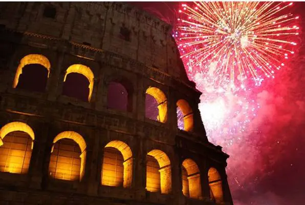 Immagine del Colosseo sotto i fuochi d'artificio di Capodanno