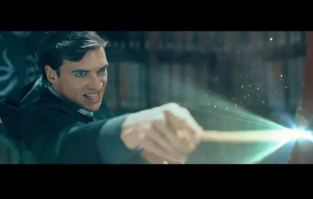 Un giovane Voldemort durante un duello ad Hogwarts in Voldemort: Origins of the Heir