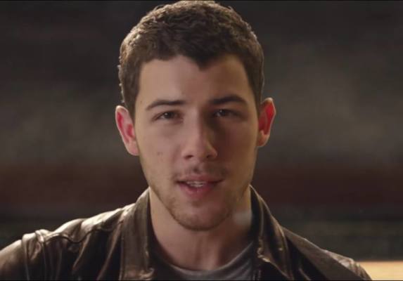 Nick Jonas nel video di Home, la canzone inclusa nella colonna sonora del film Il Toro Ferdinando