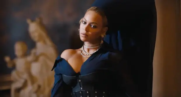 Beyoncé nel video di Family Feud.