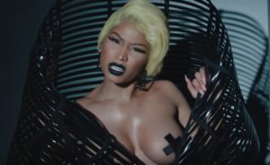 Nicki Minaj in topless nel video musicale del remix di Krippy Kush