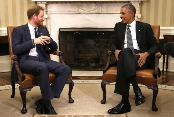 Immagine del Principe Harry e di Barack Obama mentre conversano presso Kensington Palace