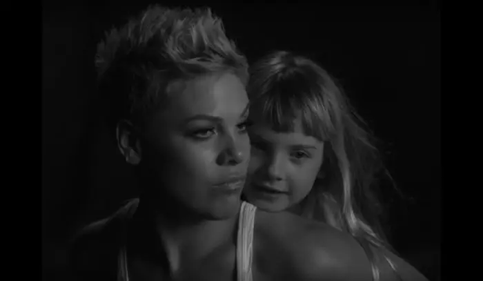 Pink e la figlia Willow | video Wild Hearts Can’t Be Broken