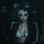 Immagini sexy di Tinashe nel video di No Drama.