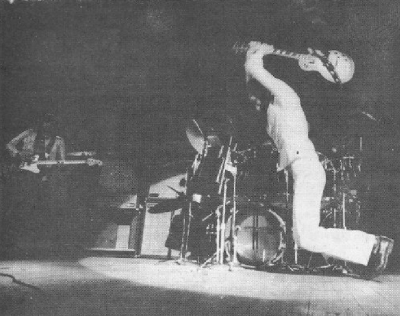Pete Townshend che distrugge la propria chitarra