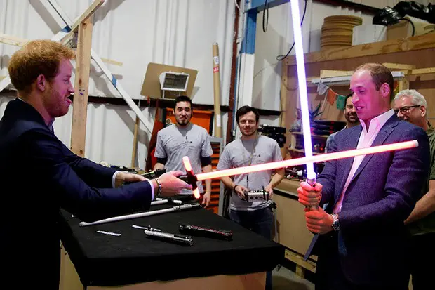 William e Harry giocano con delle spade laser