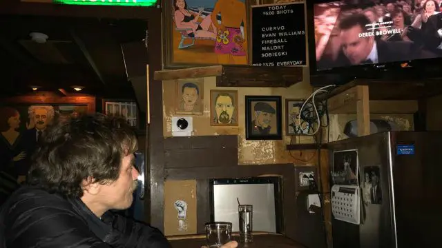 Michael Shannon guarda gli Oscar in un pub