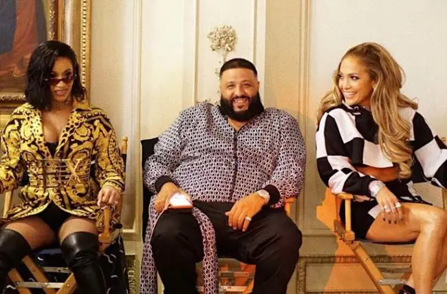 Cardi B, DJ Khaled e Jennifer Lopez in una scena del video di "Dinero"