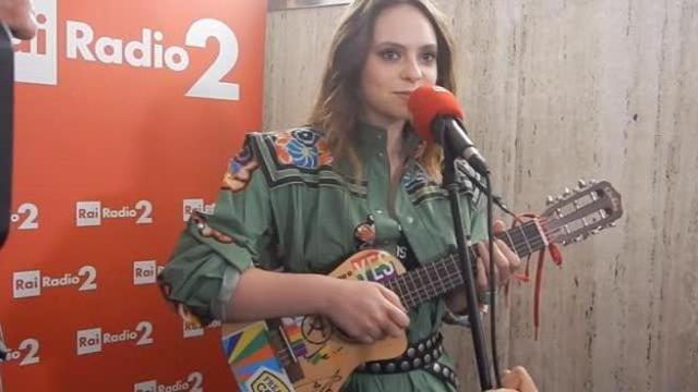 Francesca Michielin canta in metro a sorpresa