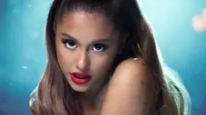 Ariana Grande nel video musicale di Breathin