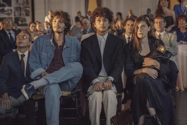 I tre protagonisti del film nella scena del film in cui attendono la proclamazione del vincitore del premio Solinas
