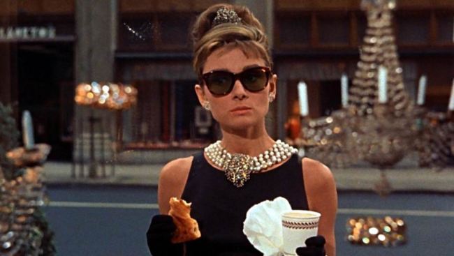 Audrey Hepburn nella scena del film Colazione da Tiffany