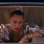 Miley Cyrus nel video di Nothing Breaks Like A Heart
