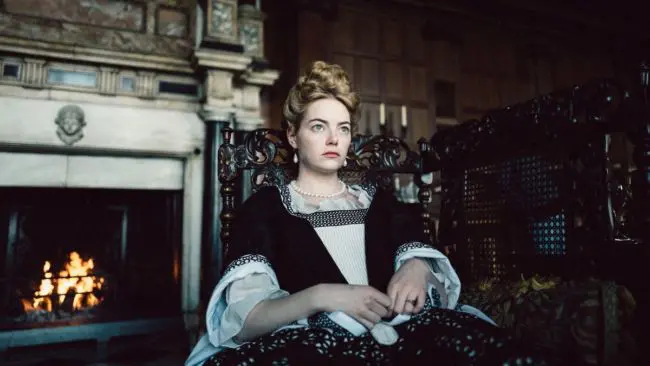 Abigail (Emma Stone) in una scena di The Favourite