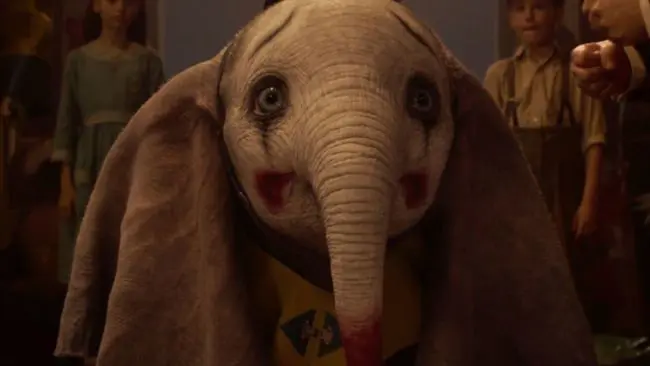 Dumbo in una scena del nuovo film di Tim Burton