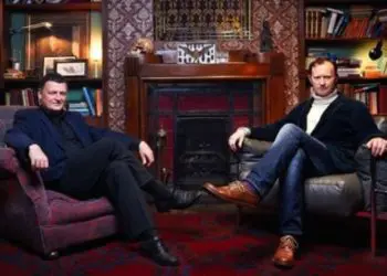 mark gatiss e steve moffat in un salone