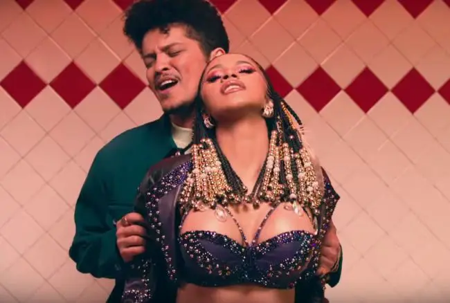 Bruno Mars e Cardi B nel video di Please Me