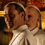 Jude Law e John Malkovich in The New Pope
