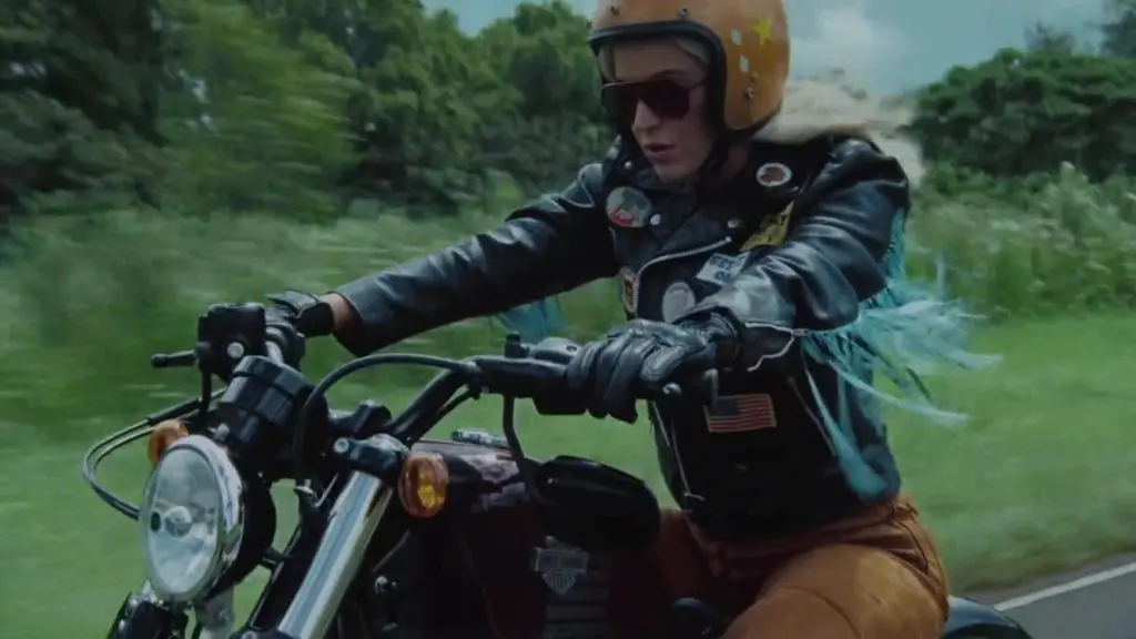 Katy Perry viaggia sulla moto nel video di Harleys in Hawaii