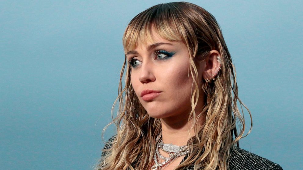 Miley Cyrus operata alla gola