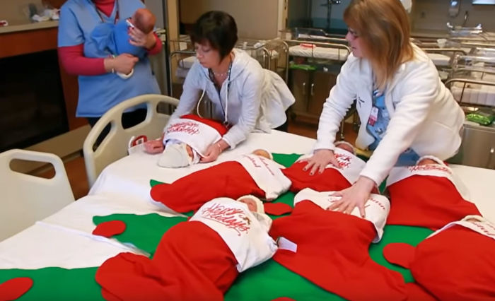 Delle infermiere travestono i pargoli nati a Natale