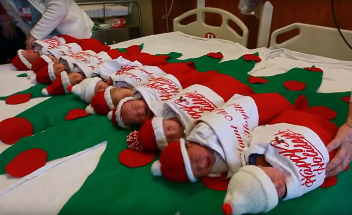 Alcuni neonati con i cappellini natalizi