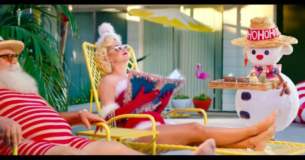 Katy Perry nel video di Cozy Little Christmas