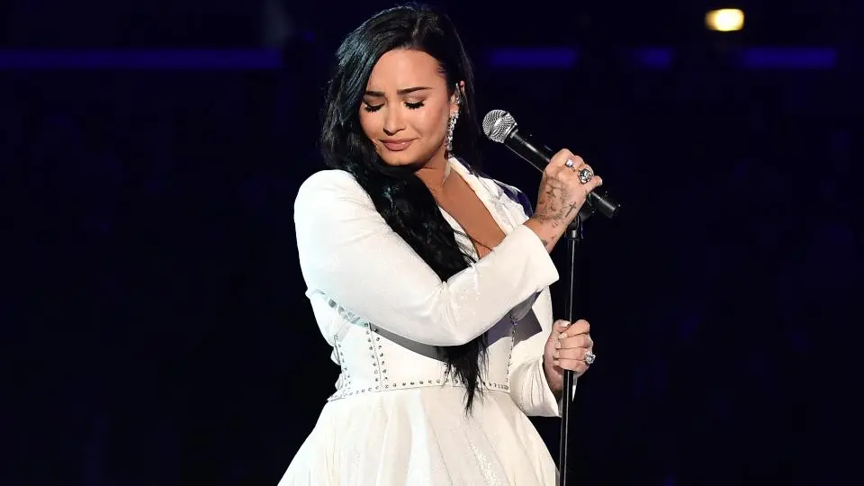 Demi Lovatosi esibisce ai Grammy 2020