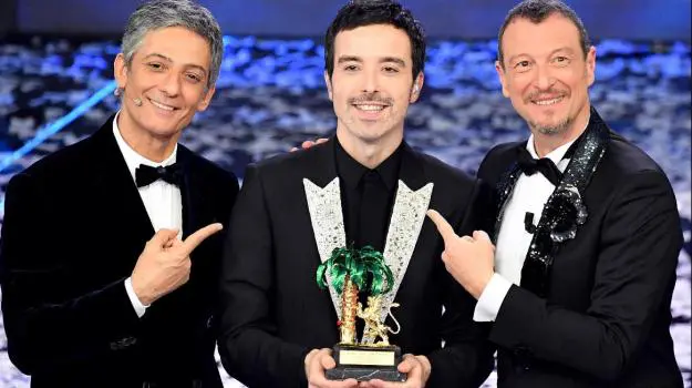 Diodato vincitore di Sanremo 2020 insieme a Fiorello e Amadeus