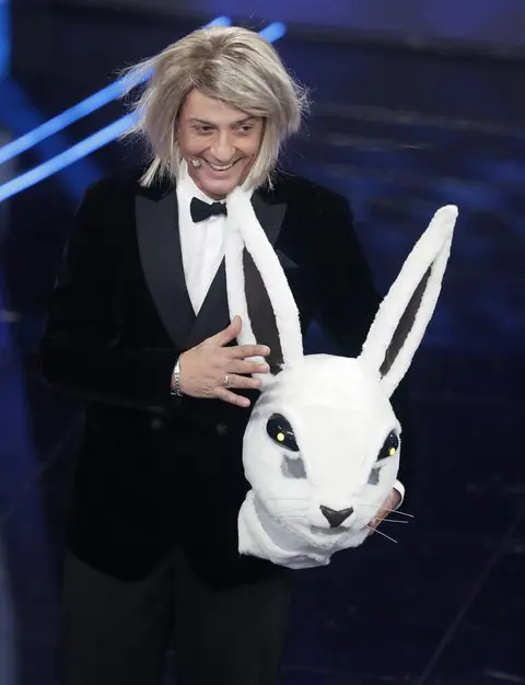 Fiorello si traveste da Coniglio alla semifinale di Sanremo