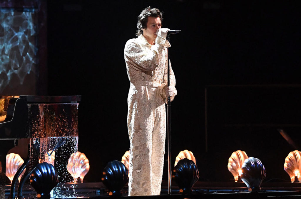 Harry Styles si esibisce ai Brit Awards 2020