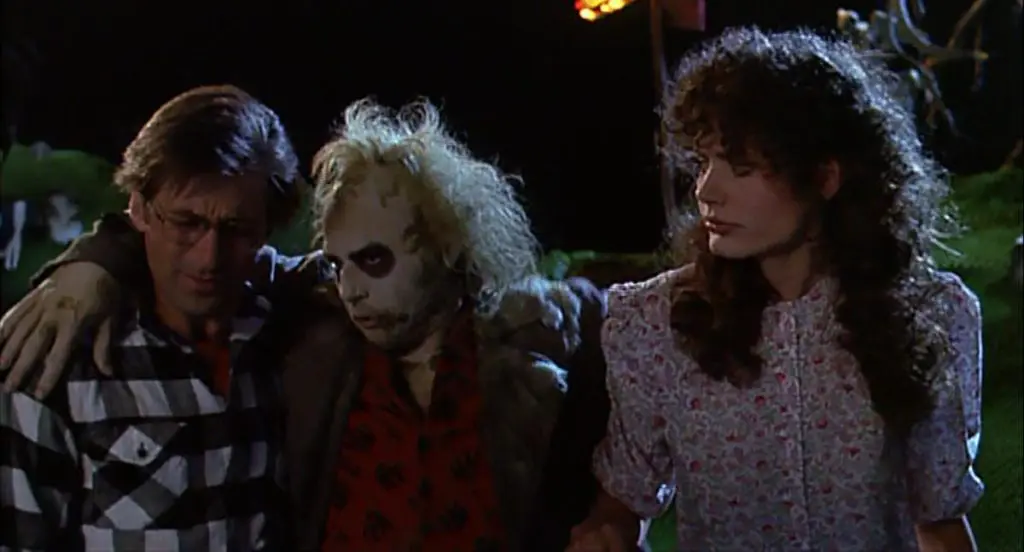 Alec Baldwin, Michael Keaton e Geena Davis in una scena di Beetlejuice