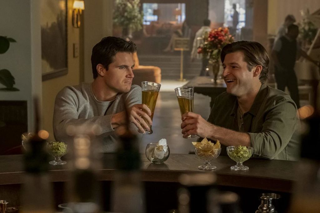 Robbie Amell e Kevin Bigley in Upload