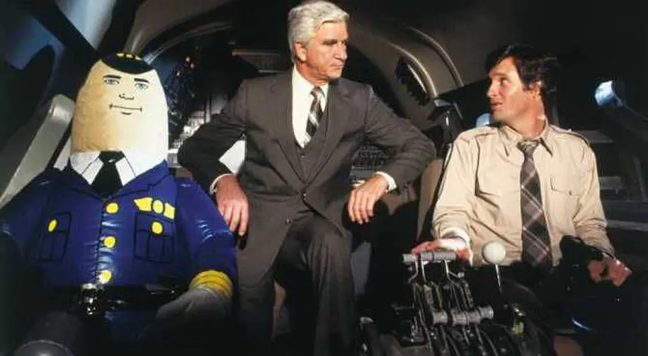Leslie Nielsen e Ted Kramer in L'aereo più pazzo del mondo