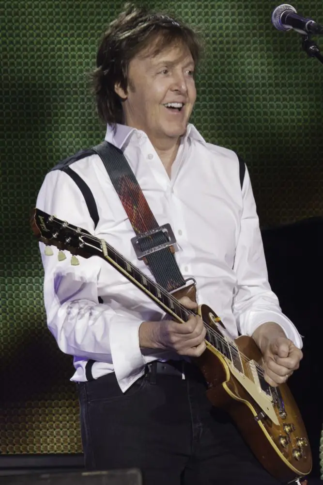 Paul McCartney con la chitarra