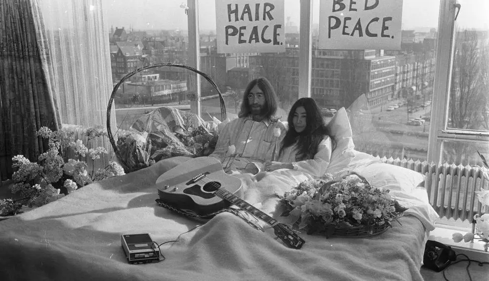 Jonh Lennon e Yoko Ono protestano pacificamente sul letto