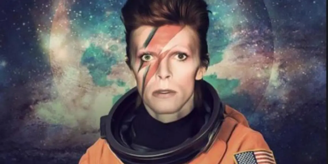 David Bowie nella foto per "Space Oddity"