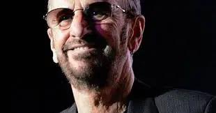 Ringo starr in posa per i fotografi