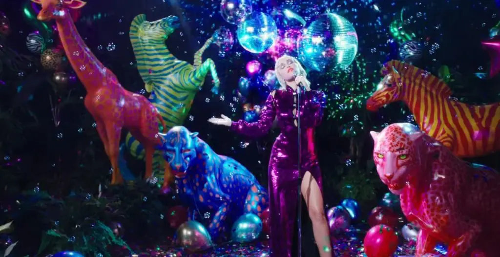 Miley Cyrus nel video di Midnight Sky