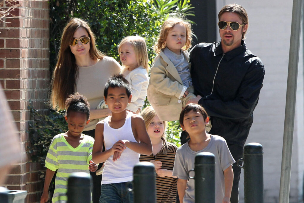 Angelina Jolie e Brad Pitt con i loro figli