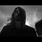 I Foo Fighters nel video di "Shame Shame"