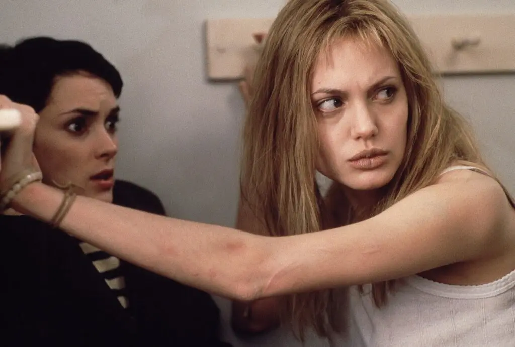Angelina Jolie e Winona Ryder in una scena del film Ragazze Interrotte