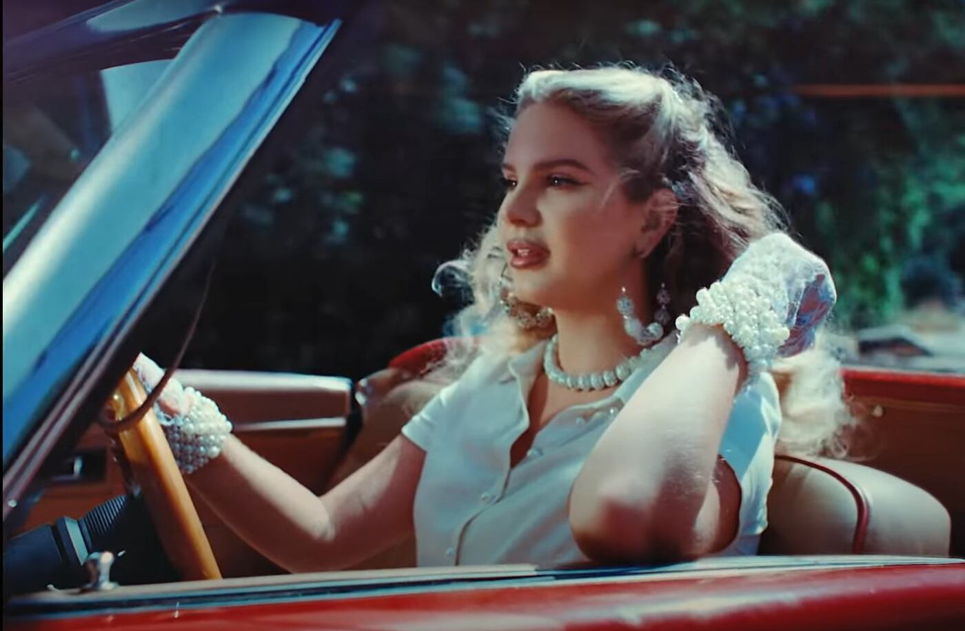 Lana Del Rey video Chemtrails Over The Country Club
