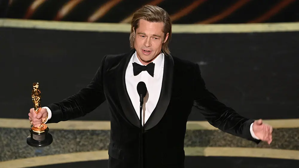 Brad Pitt sul palco del Dolby Theatre agli Oscar del 2020