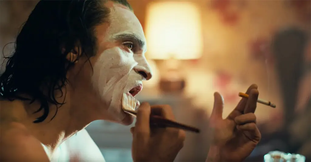 Joaquin Phoenix si dipinge la faccia di bianco in Joker
