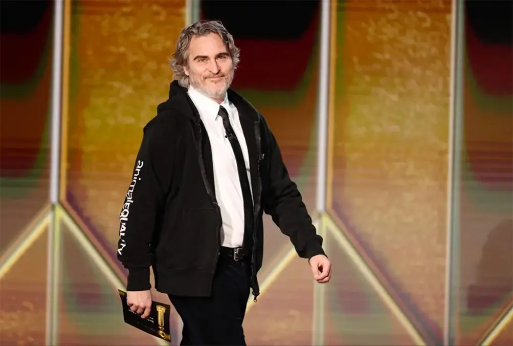 Joaquin Phoenix ai Golden Globe 2021 per presentare le nomination come Miglior Attrice in un Film Drammatico